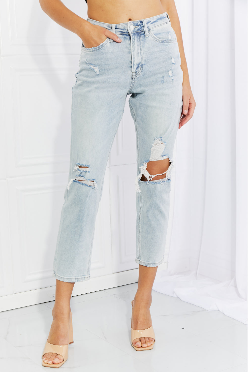 VERVET Stand Out Distressed Cropped Jeans
